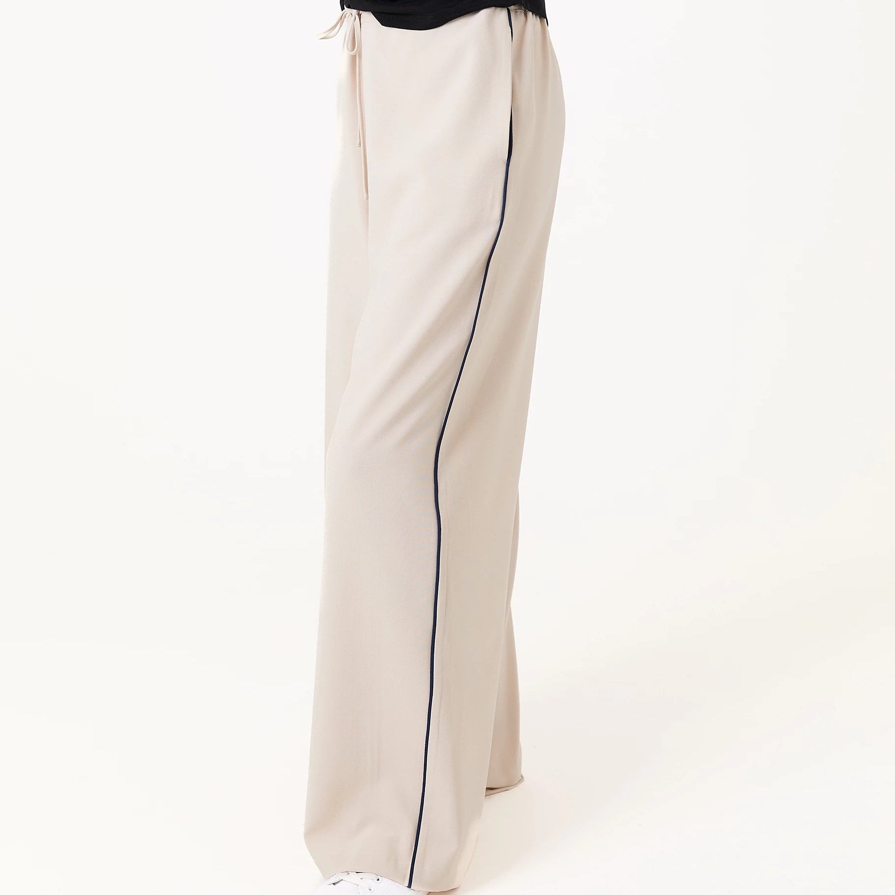 Channel Front Wide Leg Piping Trouser